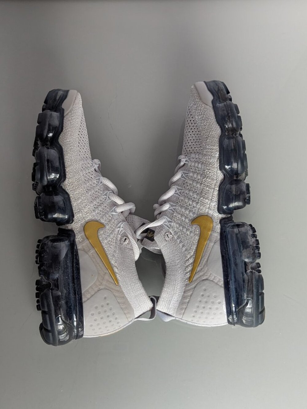 Nike Air VaporMax 2 Vast Grey Metallic Gold Knit Sneaker Size 7.5 Lace Up Comfy - Picture 4 of 10